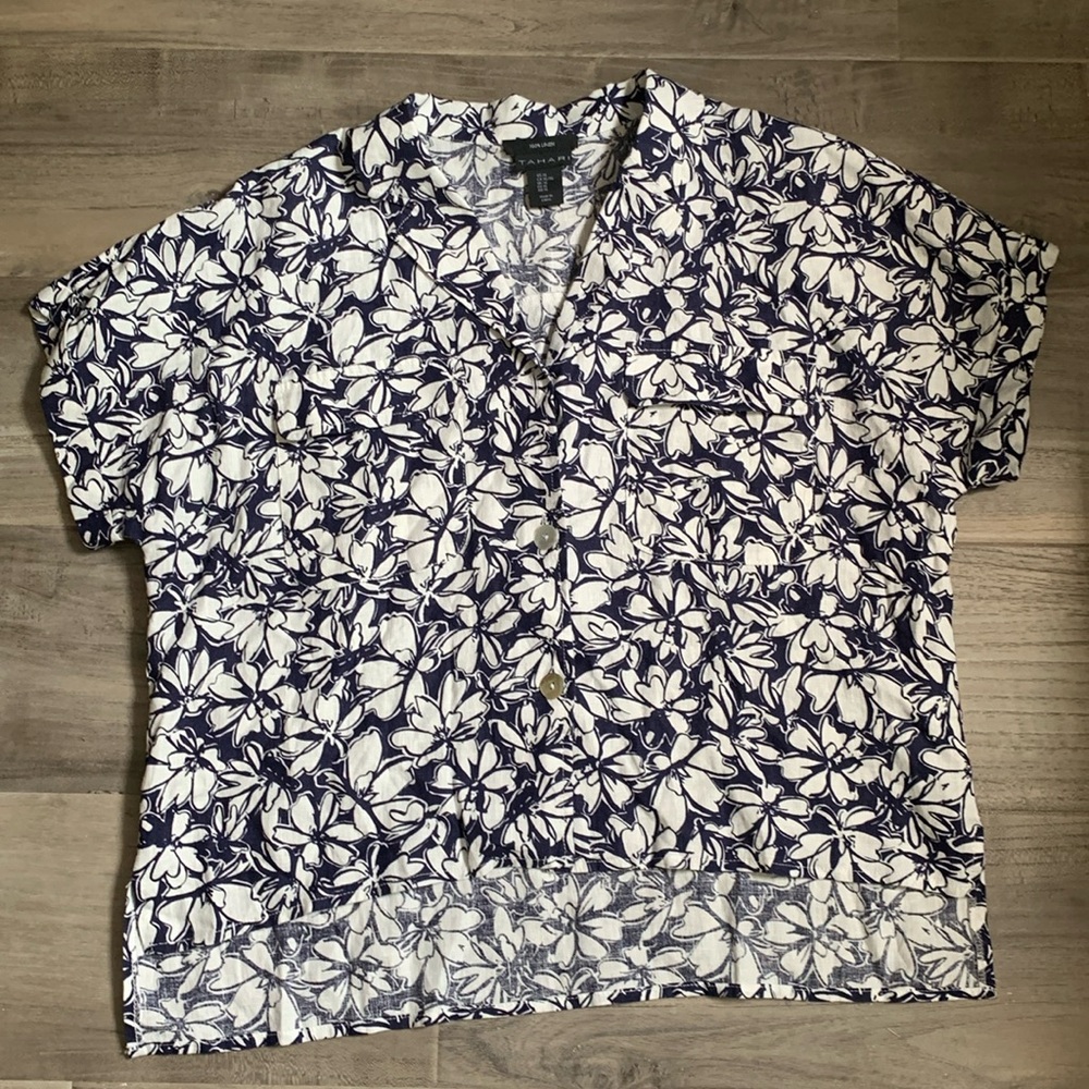 NWOT Tahari 100 % Linen Short Sleeves Top.